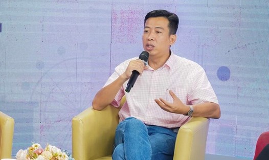 Nhà văn Hoàng Anh Tú trao đổi về trách nhiệm của Hiệu trưởng trong sự việc học sinh thiếu chuẩn mực với giáo viên tại Tuyên Quang. Ảnh: NVCC