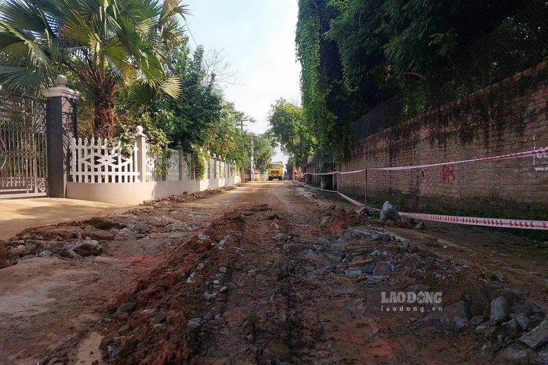 Tuy nhiên, việc chở đá hộc để xây dựng tuyến kè này đã khiến đoạn đường bêtông nông thôn dài khoảng 300m tại khu Phiên Quận, xã Hùng Việt bị hư hỏng nặng.