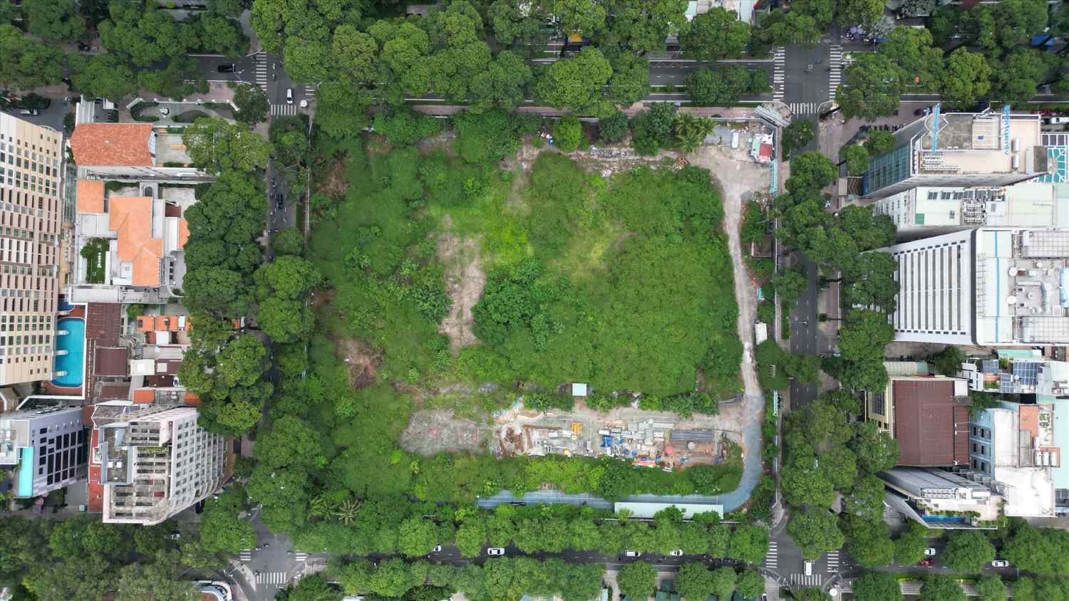 Dự án nhà thi đấu Phan Đình Phùng 4 mặt tiền trung tâm TPHCM bị bỏ hoang.  Ảnh: Hữu Chánh