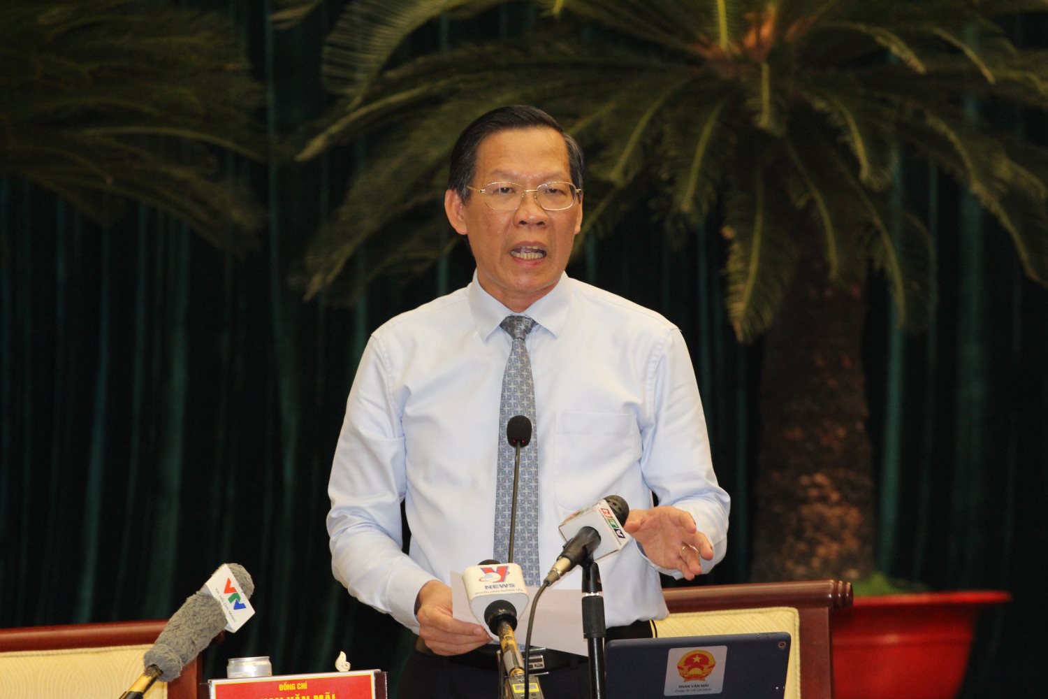 Chủ tịch UBND TPHCM Phan Văn Mãi trả lời chất vấn.  Ảnh: Thành Nhân