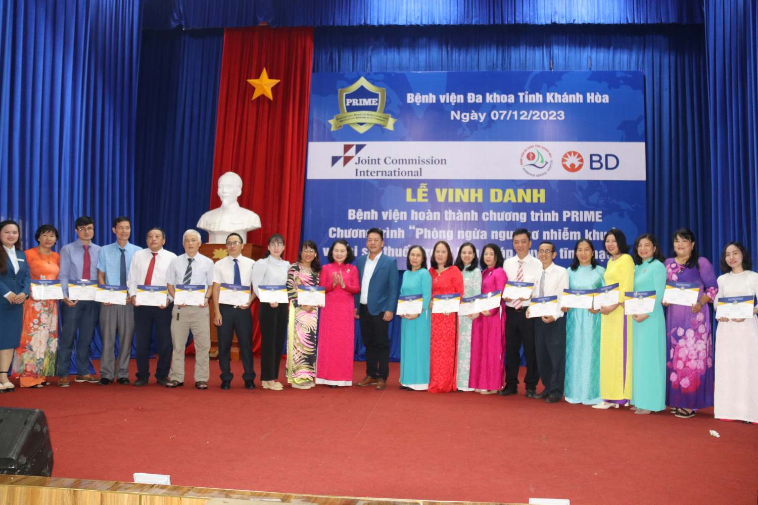 Gần 100 điều dưỡng, cán bộ y tế Bệnh viện Đa khoa Khánh Hòa được trao chứng nhận hoàn thành chương trình. Ảnh: Phương Linh