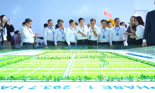 Đại biểu tham quan mô hình Khu công nghiệp Vĩnh Thạnh giai đoạn 1 (VSIP Cần Thơ) tại lễ khởi động ngày 9.9. Ảnh: Tạ Quang