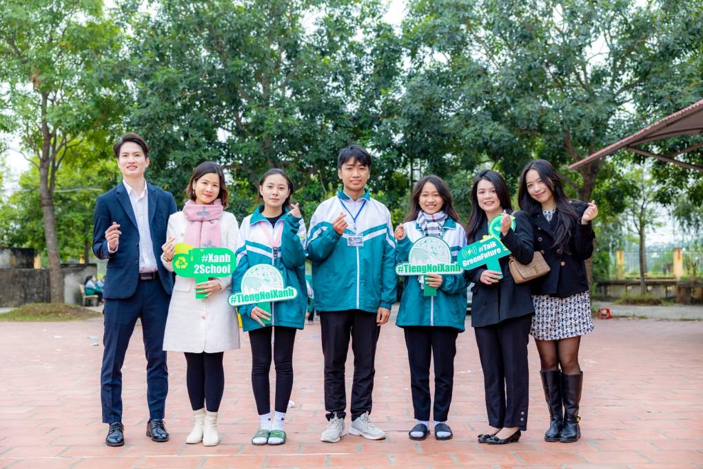 Tiến sĩ Lê Thái Hà chụp ảnh cùng các bạn học sinh trường THPT Ân Thi, Hưng Yên. Ảnh: Ngọc Quỳnh