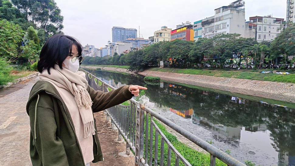 Bạn Linh Chi (Cầu Giấy, Hà Nội) cho rằng, ngoài vấn đề về rác thải thì mùi hôi bốc lên từ Sông Tô Lịch là lý do khiến nhiều người dân “hắt hủi” con đường này.