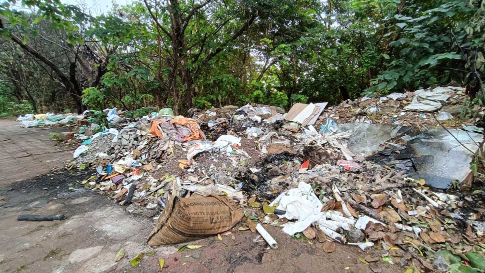 Tuy nhiên, theo ghi nhận, tại một số đoạn vỉa hè xung quanh công viên Hòa Bình và đường Hoàng Minh Thảo cũng đang “ngập” trong rác thải hôi thối.