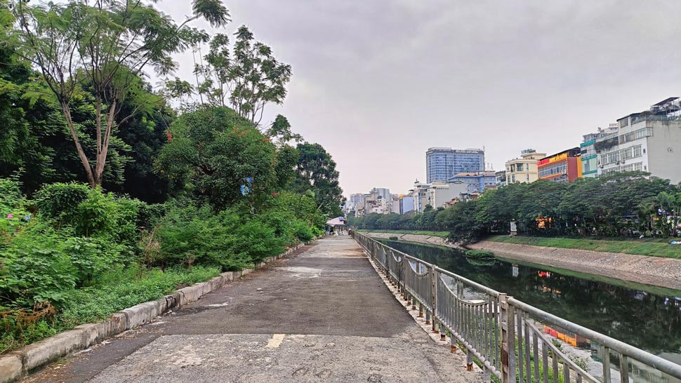 Tuyến đường thứ nhất được đề xuất là dọc bờ sông Tô Lịch (đoạn từ Ngã Tư Sở đi Cầu Giấy). Sở GTVT mong muốn chuyển tuyến đường dành cho người đi bộ hiện có sang tuyến đường dành cho cả phương tiện xe đạp và người đi bộ.