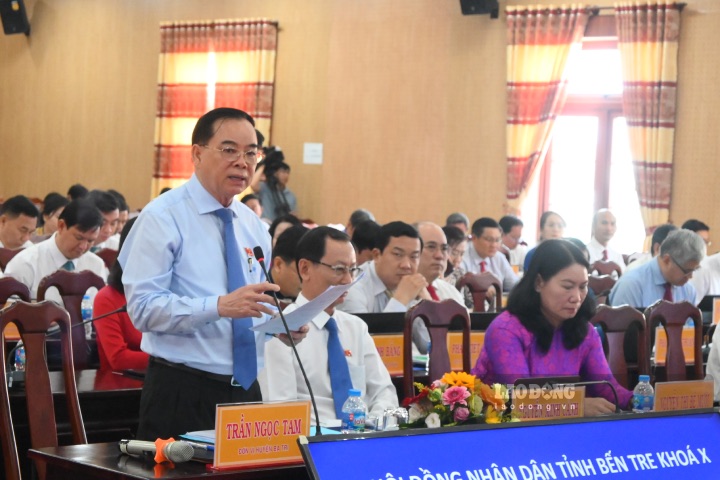 Ông Trần Ngọc Tam - Chủ tịch UBND tỉnh Bến Tre (đứng bên trái) có số phiếu đánh giá “tín nhiệm cao” là 47 phiếu, chiếm 90,38% tổng số phiếu thu về. Ảnh: Thành Nhân