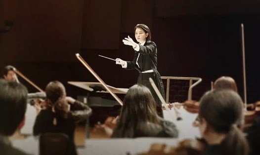 Lee Young Ae học violin từ tháng 11.2022 để đóng vai nhạc trưởng. Ảnh: Nhà sản xuất