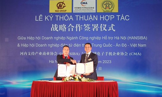 Ông Nguyễn Hoàng, Chủ tịch Hiệp hội HANSIBA/ Chủ tịch điều hành Tập đoàn N&G Group cùng ông Yang Shu Cheng, Chủ tịch Hiệp hội CMA thực hiện ký và trao thoả thuận hợp tác trong sự kiện. Ảnh LA