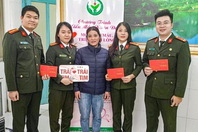 Ba đoàn viên, thanh niên Công an thành phố ủng hộ máu cứu người. Ảnh: Congan.hanoi.gov