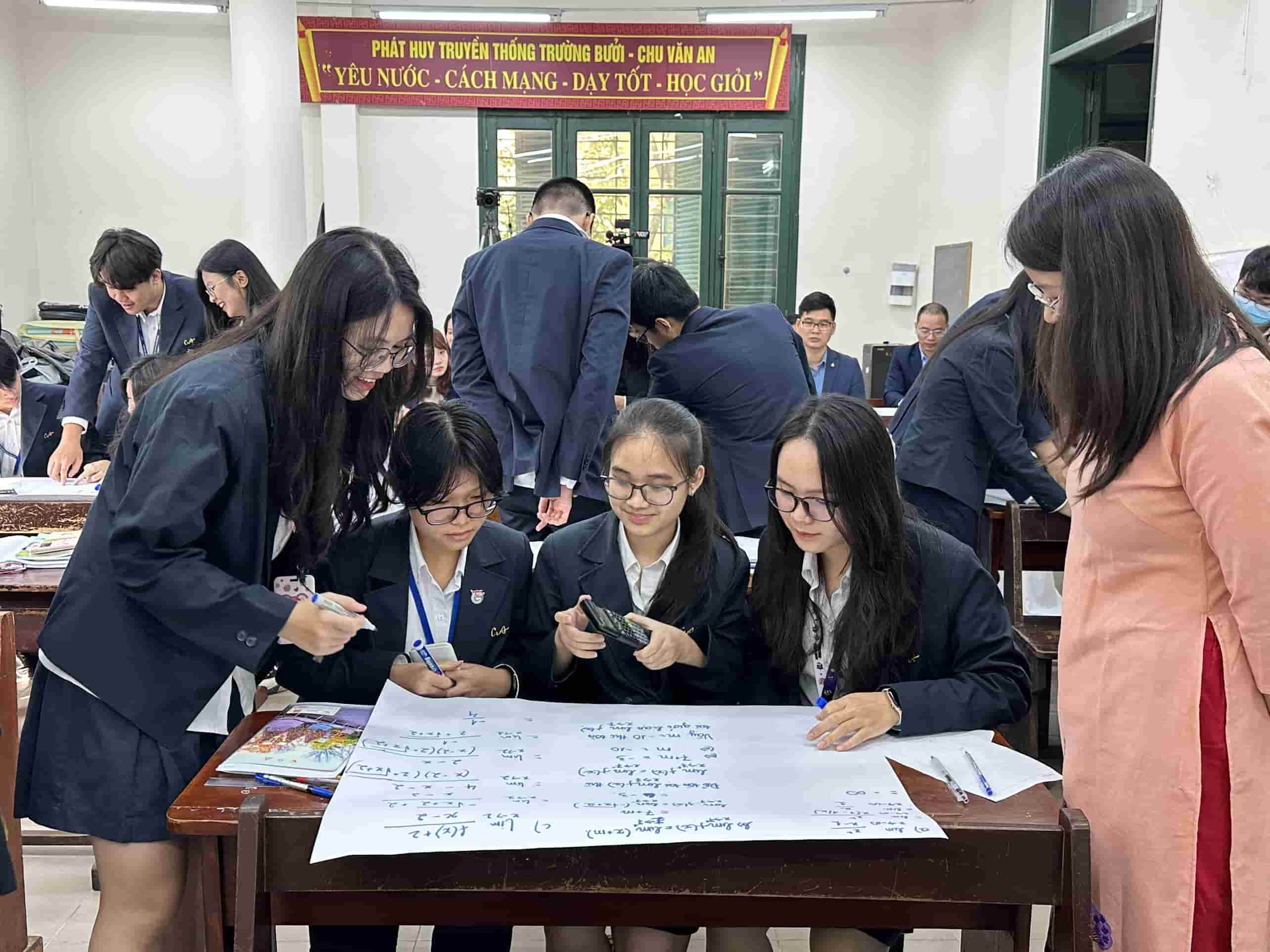Tiết học môn Toán lớp 11 của cô trò Trường THPT Chu Văn An (Tây Hồ, Hà Nội). Ảnh: Vân Trà