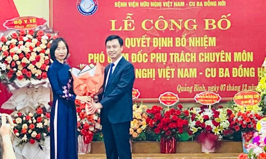 BS CK2 Nguyễn Đức Cường - GĐ Bệnh viện Hữu nghị Việt Nam Cu Ba Đồng Hới chúc mừng TS.BS Trần Thị Sơn Trà. Ảnh: Tâm Đức