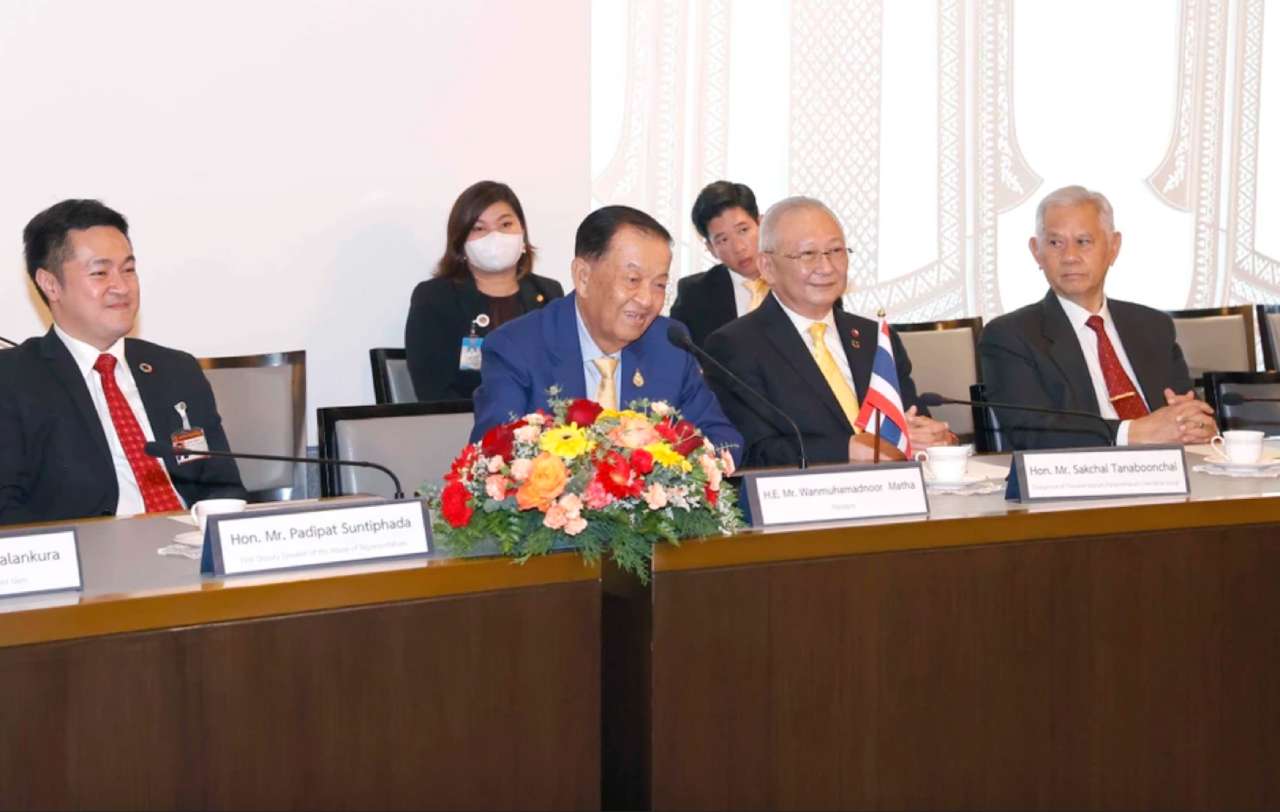 Chủ tịch Quốc hội Thái Lan (thứ hai từ trái) tại hội đàm. Ảnh: TTXVN