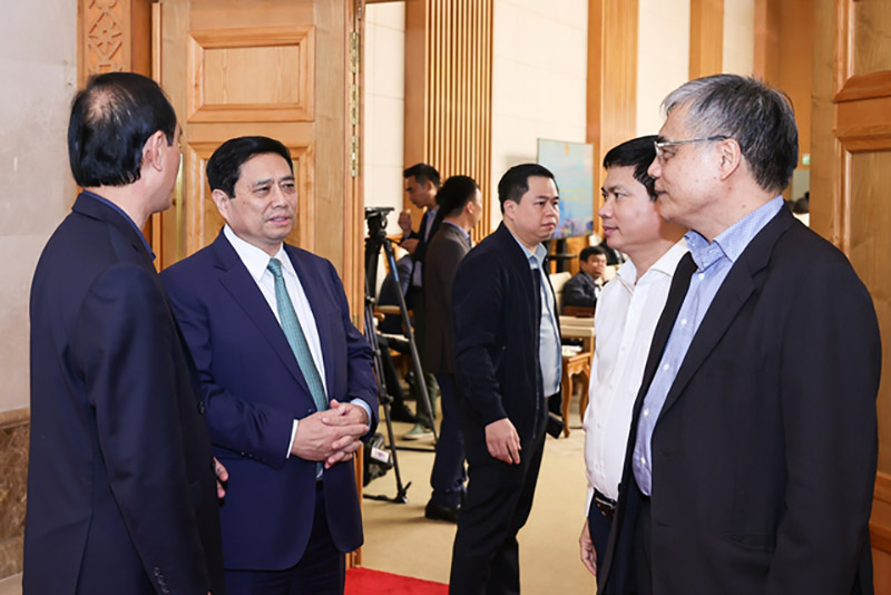 Thủ tướng Phạm Minh Chính trao đổi với các đại biểu dự hội nghị. Ảnh: VGP