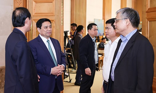 Thủ tướng Phạm Minh Chính trao đổi với các đại biểu dự hội nghị. Ảnh: VGP