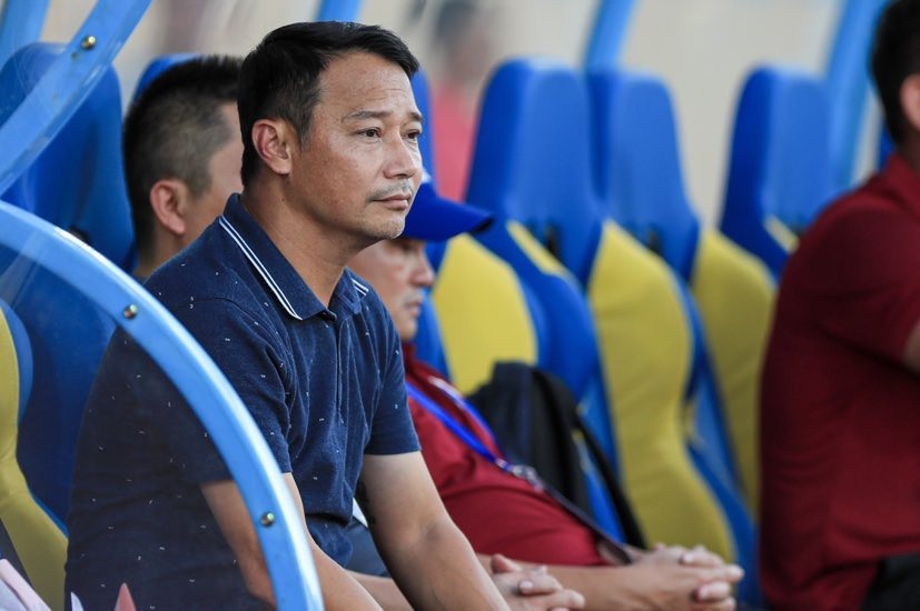 Huấn luyện viên Vũ Hồng Việt được bình chọn huấn luyện viên xuất sắc nhất tháng 10. Ảnh: NĐFC