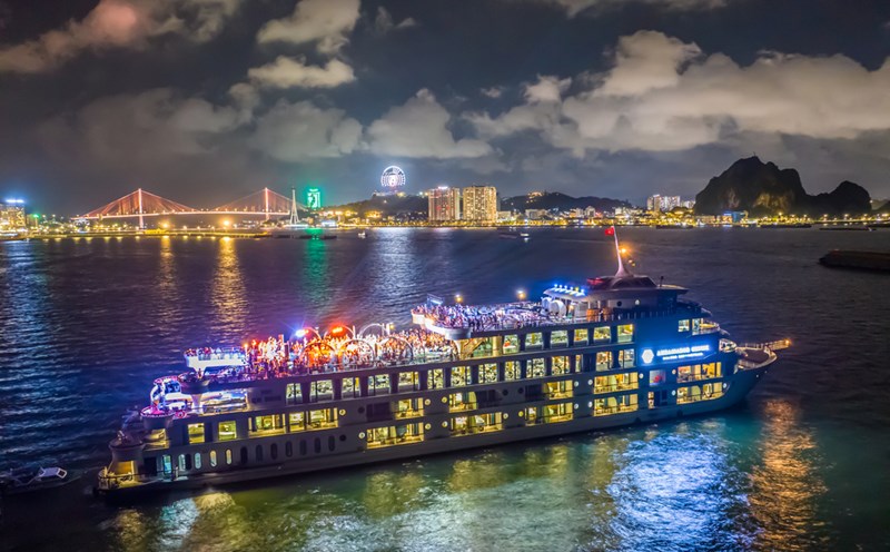 Sự hợp tác của du thuyền Ambassador và nhạc trưởng Đồng Quang Vinh hứa hẹn sẽ đem tới một “làn gió mới” cho du lịch Vịnh Hạ Long.