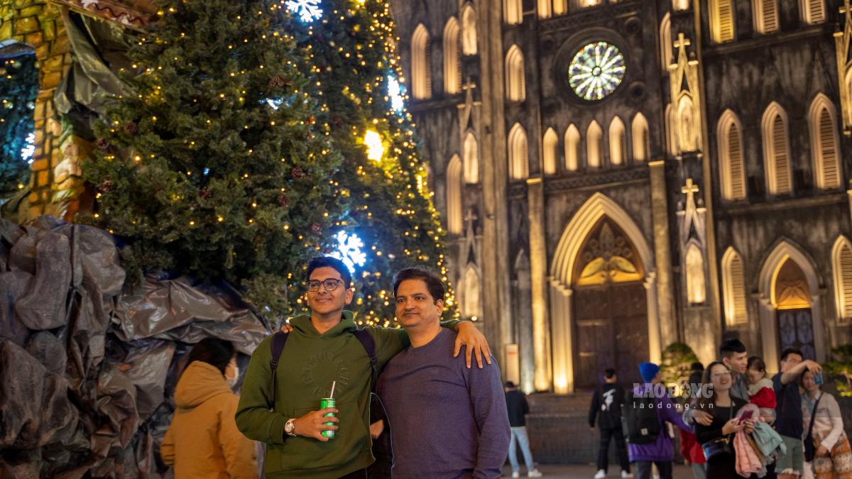 Du khách nước ngoài cũng tranh thủ để có được những bức hình kỉ niệm mùa Giáng Sinh tại Việt Nam.