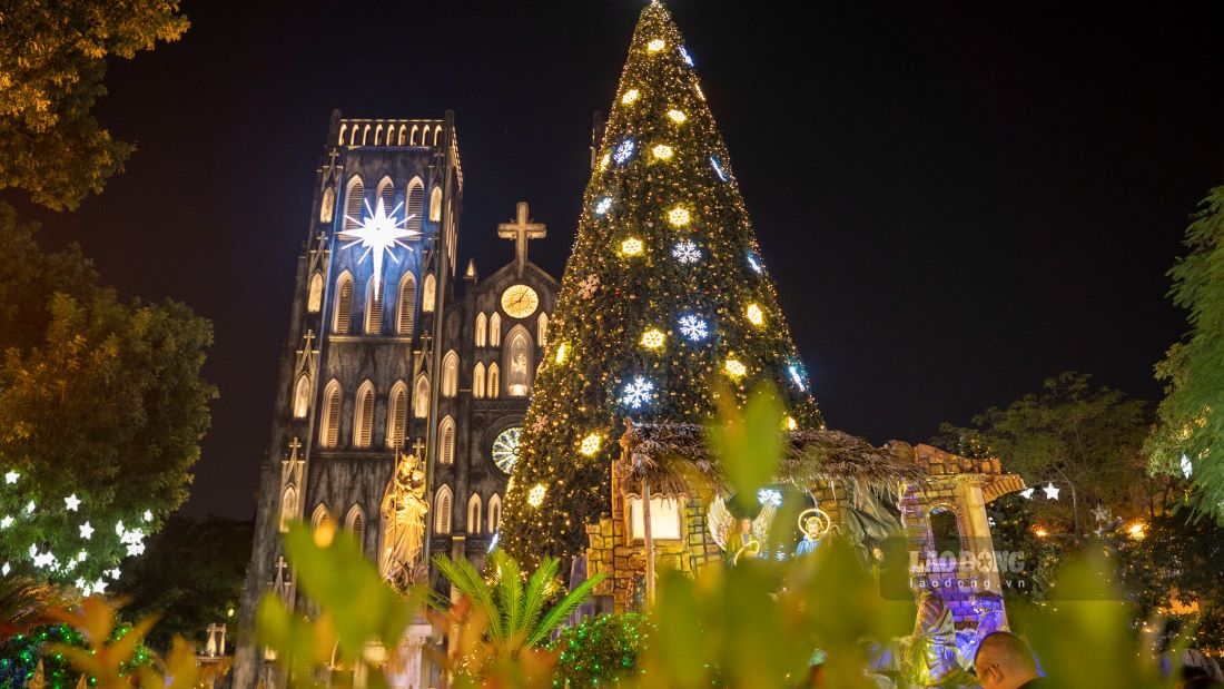 Nhà thờ Lớn Hà Nội trang trí, lên đèn cho mùa Giáng sinh 2023 sắp tới. Mang không khí Noel tới Hà Nội để người dân được vui chơi.
