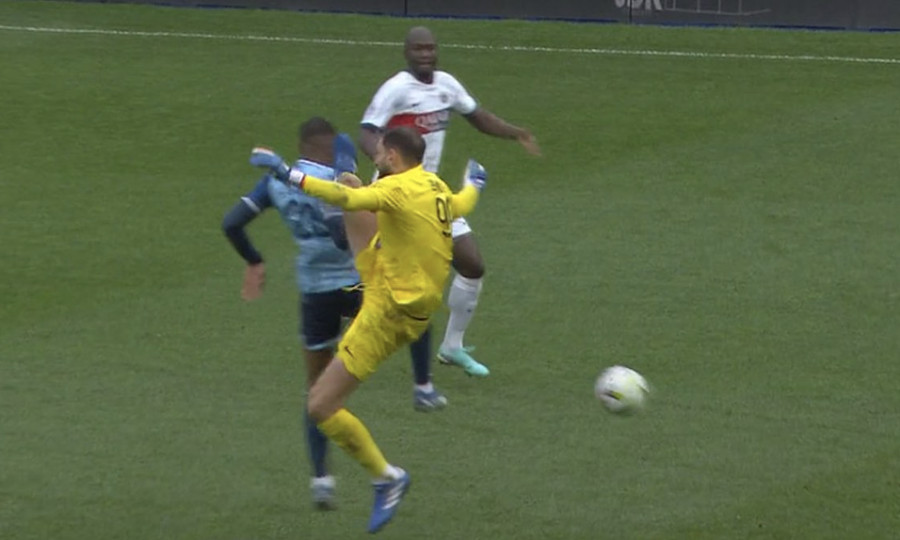Sai lầm của Donnarumma trong trận đấu gặp Le Havre.   Ảnh: Cắt từ video 