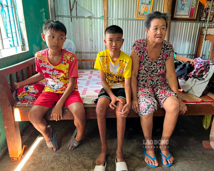 Bà Thạch chỉ mong ước cho 2 cháu được ăn học đến nơi đến chốn. Ảnh: Xuân Nhi