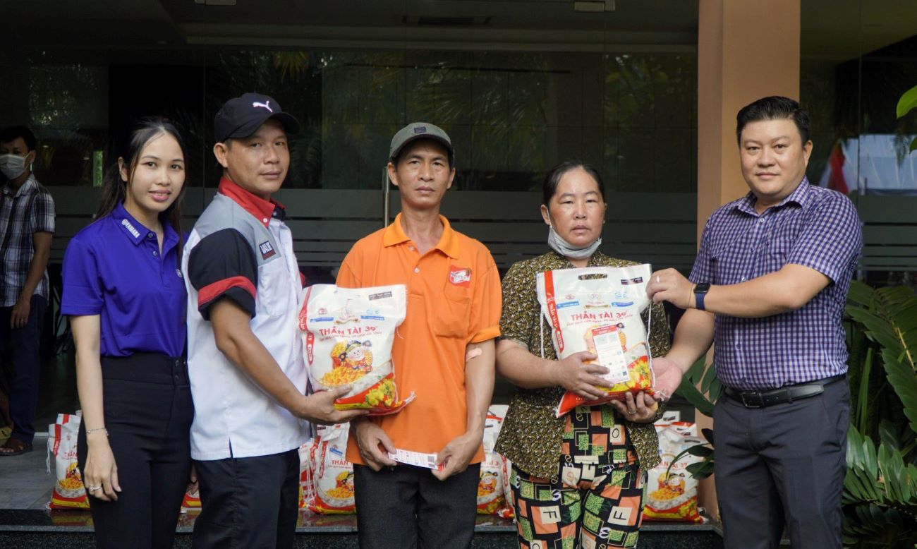 Ông Nguyễn Thanh Nhàn (bìa phải) trong lần trao tặng quà cho đoàn viên tại Khu Công nghiệp Sa Đéc. Ảnh: NVCC