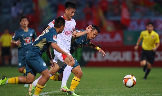 Thể Công Viettel (áo trắng) thua LPBank Hoàng Anh Gia Lai 1-4 ở V.League 2023. Ảnh: VPF