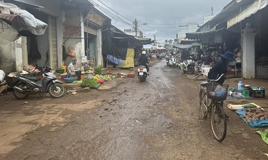 Một khu chợ tạm ở trung tâm thị trấn Pơng Drang. Ảnh: Bảo Trung