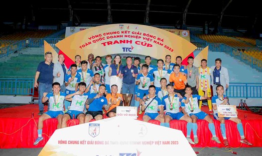 Hóa Cảnh FC xuất sắc giành ngôi vô địch giải bóng đá toàn quốc 2023 Doanh nghiệp Việt Nam Cup TTC. Ảnh: Đình Thảo