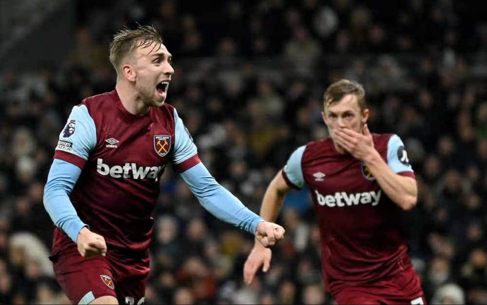 West Ham lội ngược dòng và thu hẹp khoảng cách với chính Tottenham xuống còn 3 điểm. Ảnh: The Independent