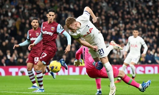 Phung phí cơ hội, Tottenham (áo trắng) đã phải trả giá. Ảnh: The Independent