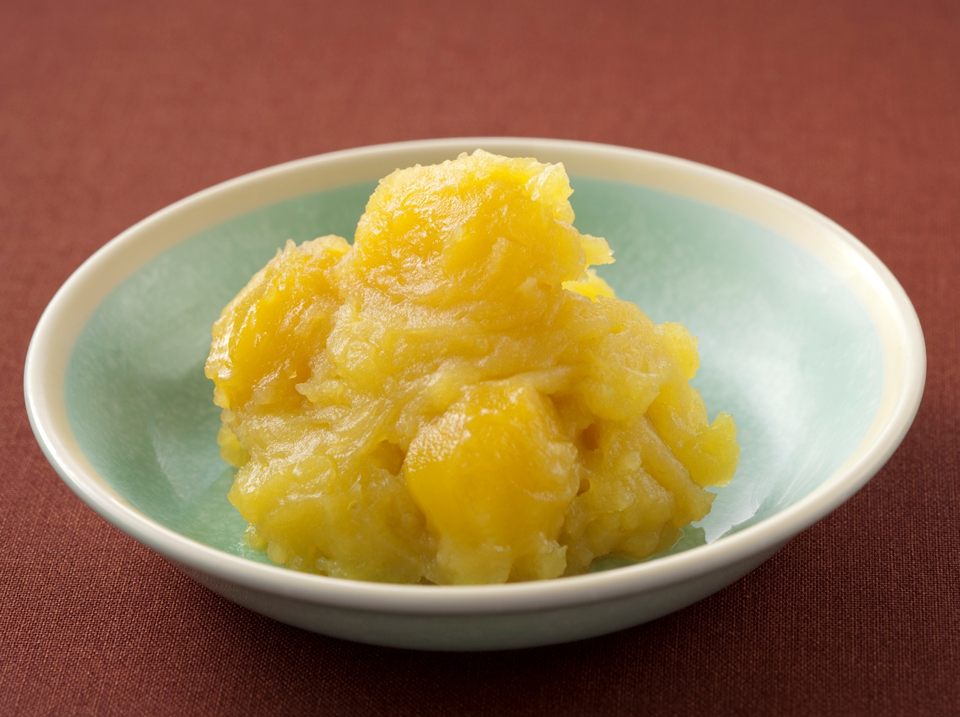 Bánh hạt dẻ có màu vàng tượng trưng cho tài lộc. Ảnh: House Food