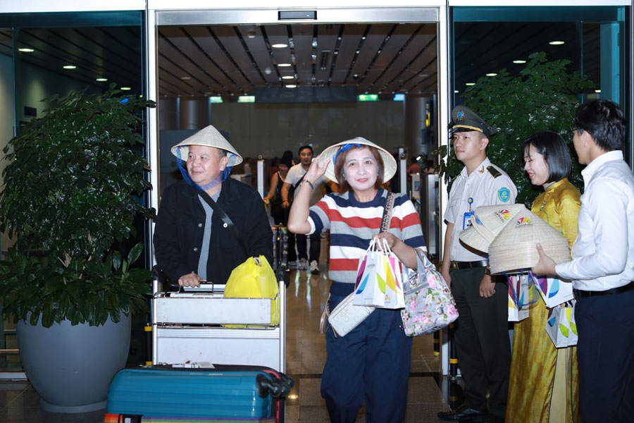 Hành khách trên chuyến bay thẳng từ Philippines đầu tiên đến Đà Nẵng tối 7.12. Ảnh: Nguyên Thi