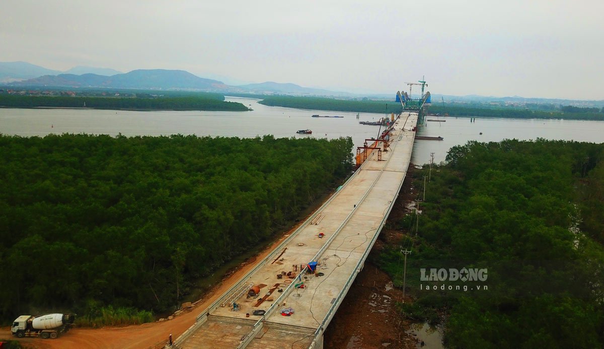 Cầu Bến Rừng vượt sông Đá Bạch, kết nối 2 địa phương Hải Phòng - Quảng Ninh được đầu tư xây dựng với chiều dài cầu 1.865,3 m,rộng 21,5 m. Dự án có tổng mức đầu tư gần 2.000 tỉ đồng từ nguồn ngân sách trung ương, ngân sách thành phố Hải Phòng và tỉnh Quảng Ninh. 