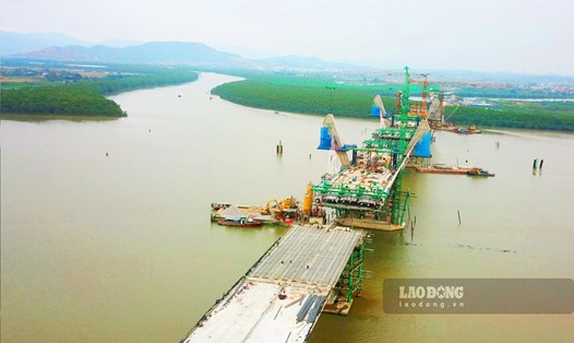 Cầu Bến Rừng bắc qua sông Đá Bạc, kết nối Hải Phòng - Quảng Ninh đã hoàn thành 84% khối lượng, phấn đấu hợp long đầu tháng 2.2024. Ảnh: Thiên Hà