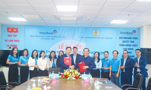 Lễ ký kết thỏa thuận hợp tác và cơ chế phối hợp trong công tác an sinh xã hội giữa Công đoàn ngành Giáo dục Nghệ An và VietinBank Chi nhánh Vinh. Ảnh: Quỳnh Trang