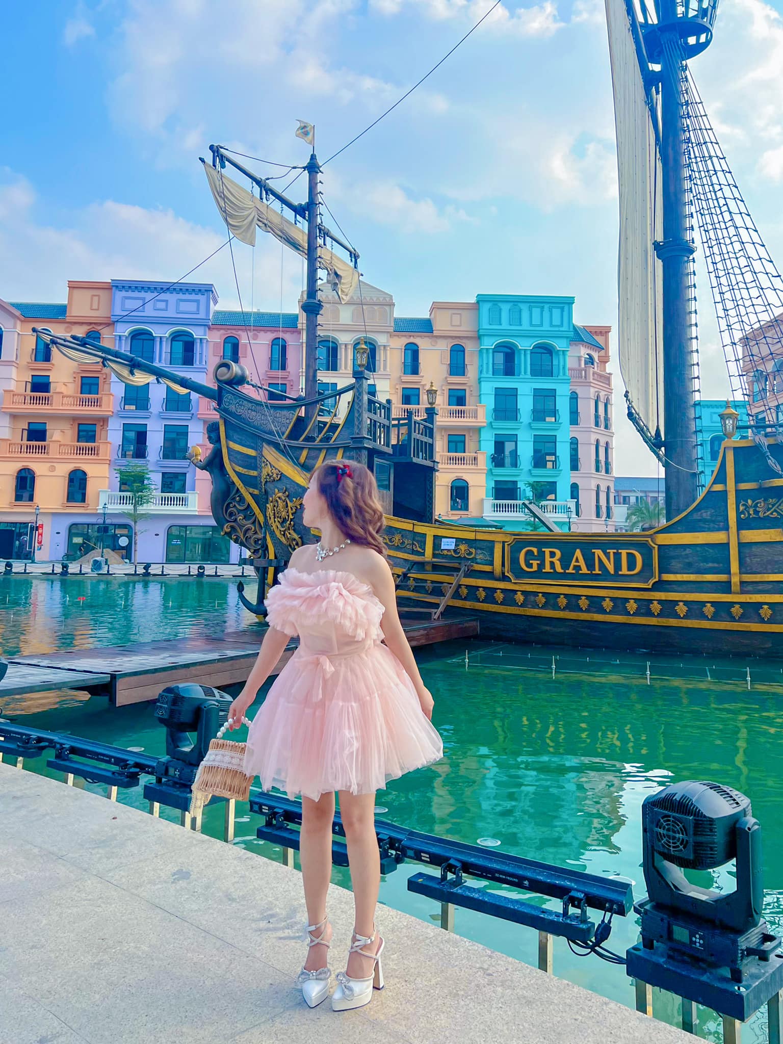 Những bạn trẻ thích văn hóa Hàn Quốc cũng có thể ghé khu K-Town để chụp hình, mua sắm, ăn uống. Điểm hạn chế là hàng quán chưa được mở nhiều và giá chắc chắn sẽ chênh lệch so với các địa điểm khác. Ảnh: Thảo Linh