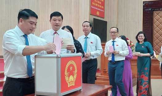 Các đại biểu HĐND tỉnh Kiên Giang bỏ phiếu tín nhiệm. Ảnh: Nguyên Anh