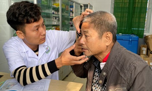 Bác sĩ Bệnh viện Thanh Nhàn khám bệnh cho người dân xã Khánh Thượng
