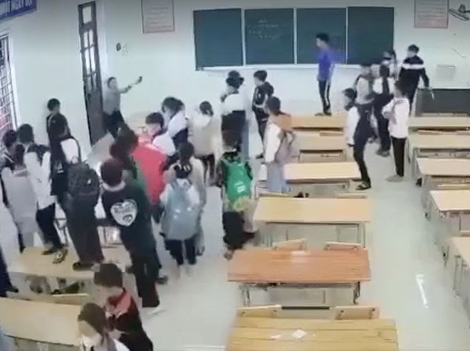 Nhóm học sinh dồn cô giáo vào góc tường, ném dép, xúc phạm. Ảnh cắt từ clip