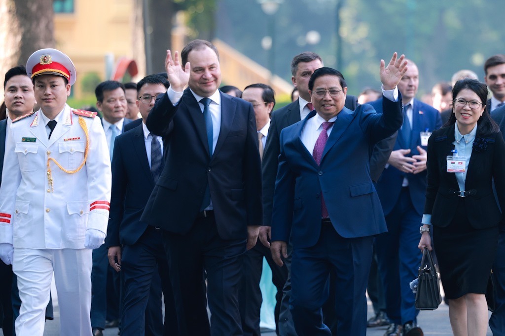 Thủ tướng Phạm Minh Chính và Thủ tướng Belarus Roman Golovchenko di chuyển tới Trụ sở Chính phủ để hội đàm. Ảnh: Hải Nguyễn