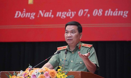 Thiếu tướng Nguyễn Sỹ Quang - Giám đốc Công an tỉnh Đồng Nai trả lời chất vấn về tình hình tai nạn giao thông. Ảnh: Hà Anh Chiến