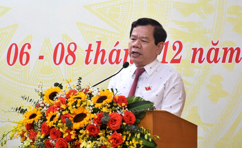 Tại Kỳ họp thứ 20, Hội đồng nhân dân tỉnh khóa XIII, ông Đặng Văn Minh - Chủ tịch UBND tỉnh Quảng Ngãi - đã nêu rõ nguyên nhân, trách nhiệm và giải pháp khắc phục trong thời gian tới đối với các dự án chậm tiến độ. Ảnh: Ngọc Viên