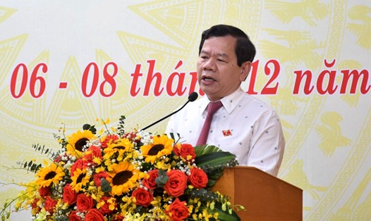 Tại Kỳ họp thứ 20, Hội đồng nhân dân tỉnh khóa XIII, ông Đặng Văn Minh - Chủ tịch UBND tỉnh Quảng Ngãi - đã nêu rõ nguyên nhân, trách nhiệm và giải pháp khắc phục trong thời gian tới đối với các dự án chậm tiến độ. Ảnh: Ngọc Viên