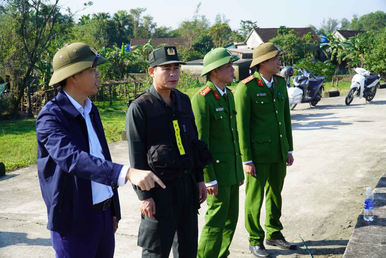 Thượng tá Trần Ngọc Tố - Trưởng Công an huyện Cẩm Xuyên (ngoài cùng bên trái) trực tiếp có mặt tại hiện trường truy tìm 2 phạm nhân ở khu vực rừng bần. Ảnh: Trần Tuấn.