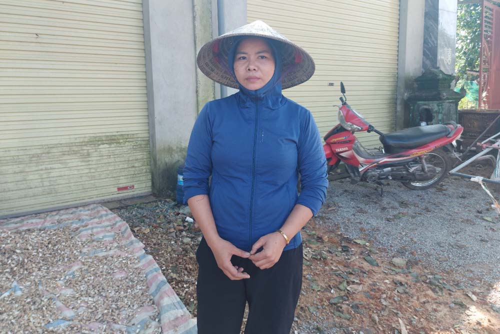 Chị Hương trú xã Cẩm Sơn sống gần khu vực trại giam Xuân Hà lo lắng bất an khi 2 phạm nhân bỏ trốn. Ảnh: Trần Tuấn.