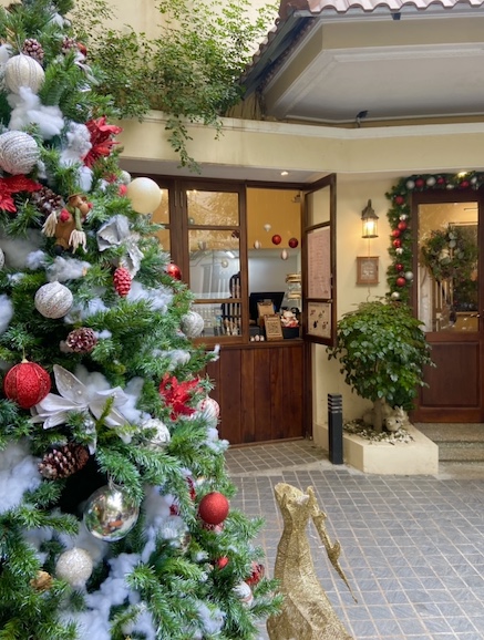 The Yard Coffee tại Giảng Võ, Ba Đình. Hiện tại, quán cà phê đã tràn ngập sắc xanh, sắc đỏ nhân dịp lễ Giáng Sinh tới đây. Ảnh: Phương Anh