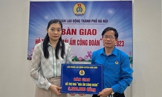 Trao hỗ trợ Mái ấm Công đoàn cho chị Nguyễn Thị Phương Thảo. Ảnh: CĐCS