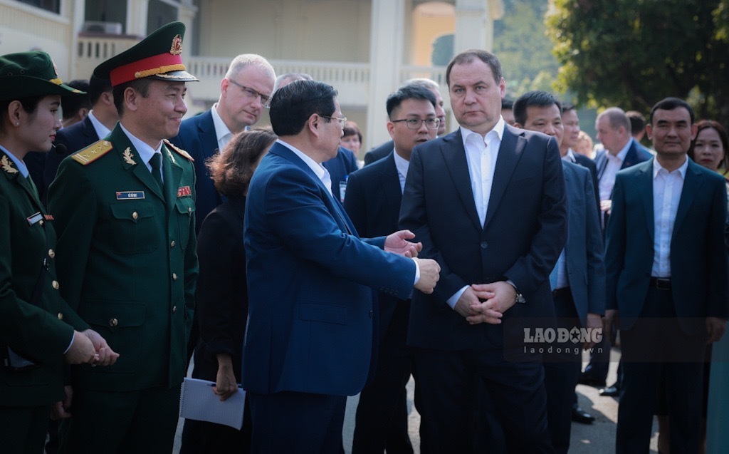 Một số hình ảnh của 2 Thủ tướng trong chuyến tham quan. Ảnh: Hải Nguyễn