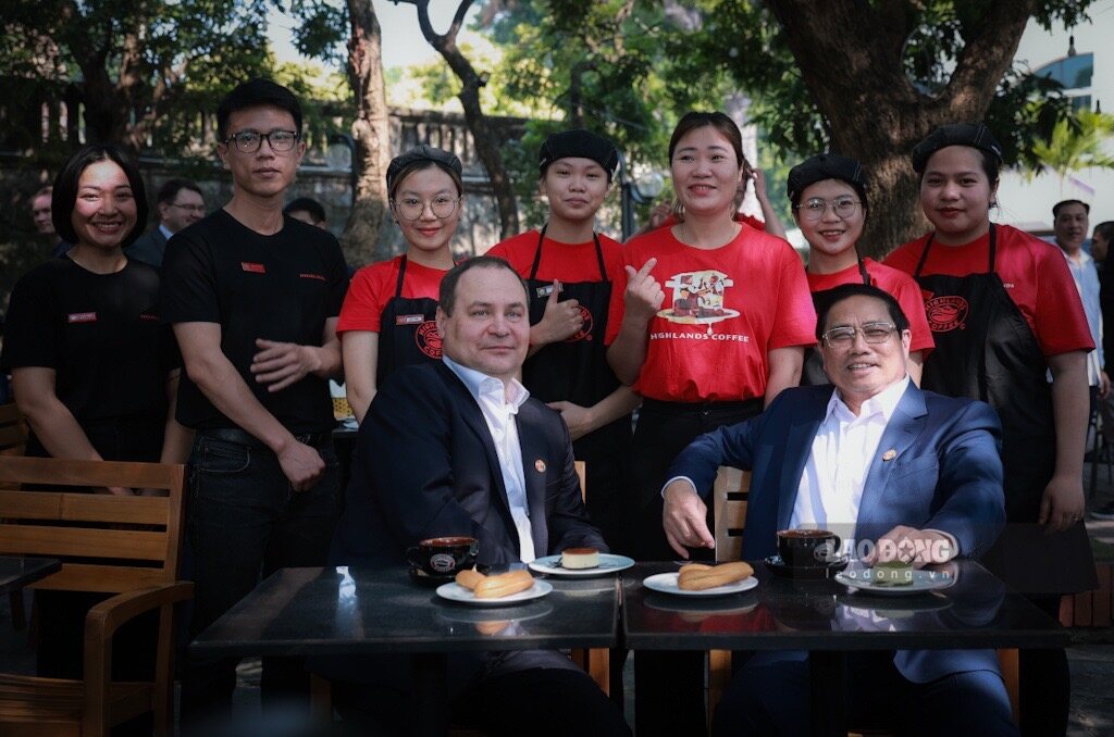 Hai Thủ tướng ngồi trò chuyện tại quán cà phê ở dưới chân cột cờ Hà Nội. Ảnh: Hải Nguyễn